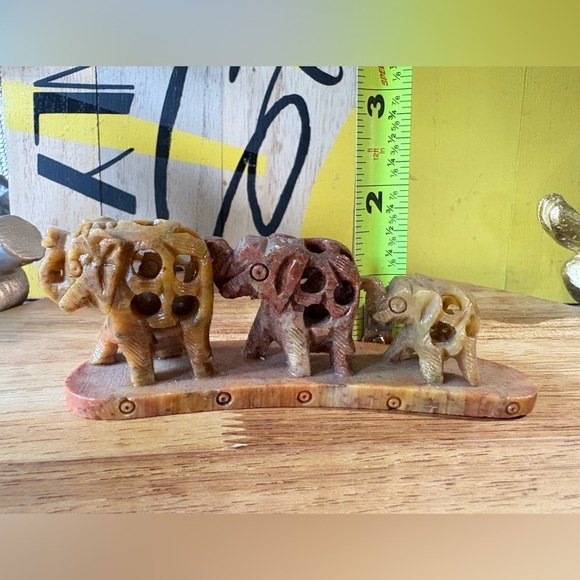 Vintage Hand-Carved~ Row of 3 Elephants Soapstone Figurines 🐘 - Picture 11 of 17